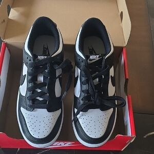 Nike Men's Black and White Low-Top Sneakers